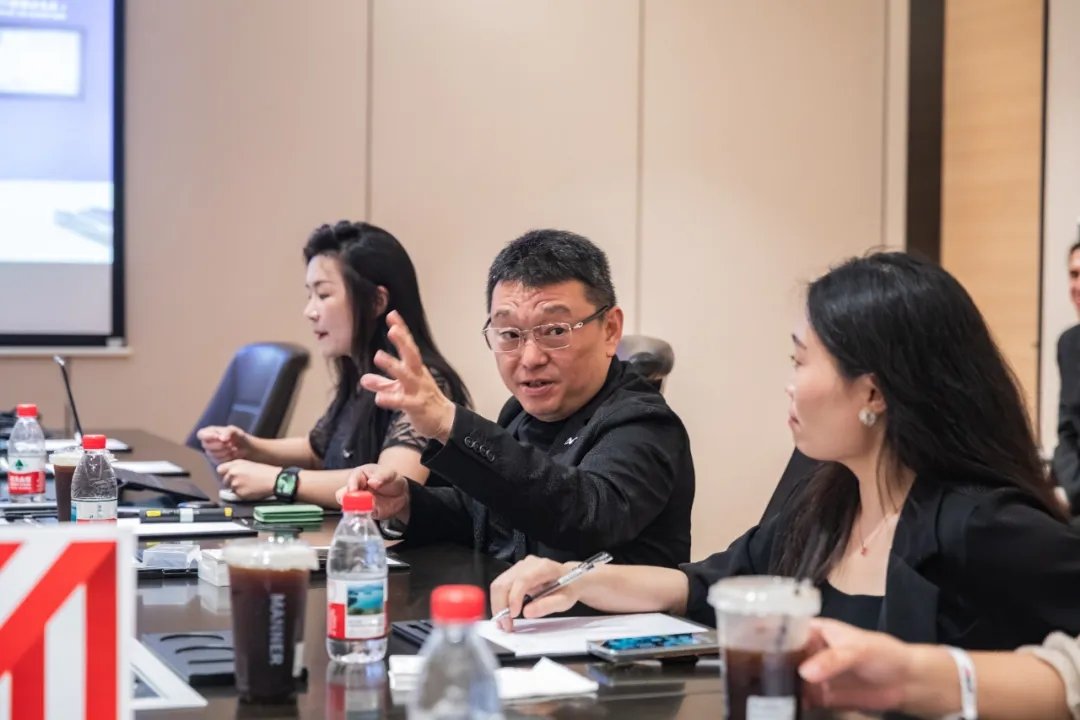 奥地利代表团一行在展厅深